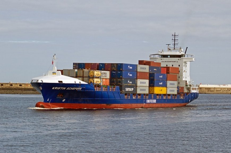 What are the technological advancements driving the growth of the global freight cars market?