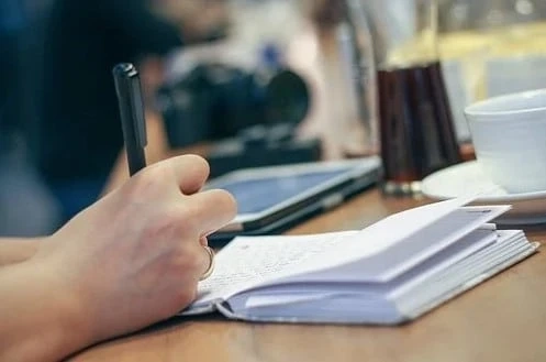 How do I become a research paper writer?