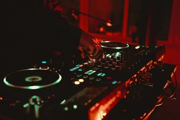 How Do DJs Choose Songs For their Sets?