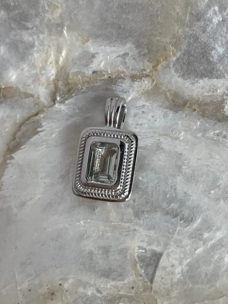 10 Stunning Women Pendant Styles That Never Go Out of Fashion