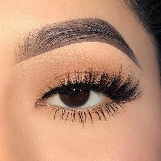 The Rise of Hybrid Lash Extensions: All You Need To Know