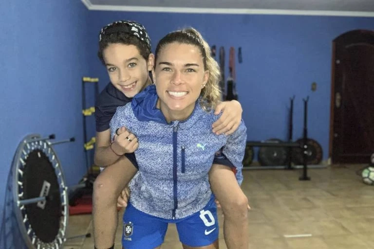 Não sou só mãe, quero falar sobre futebol, diz lateral da seleção