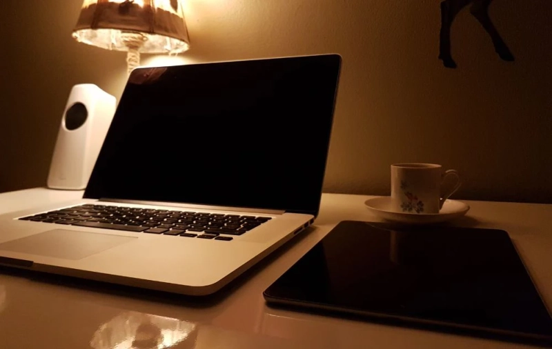 Why Your Laptop Screen Goes Black But the Device Is Still Running – PMSLTech Guide!