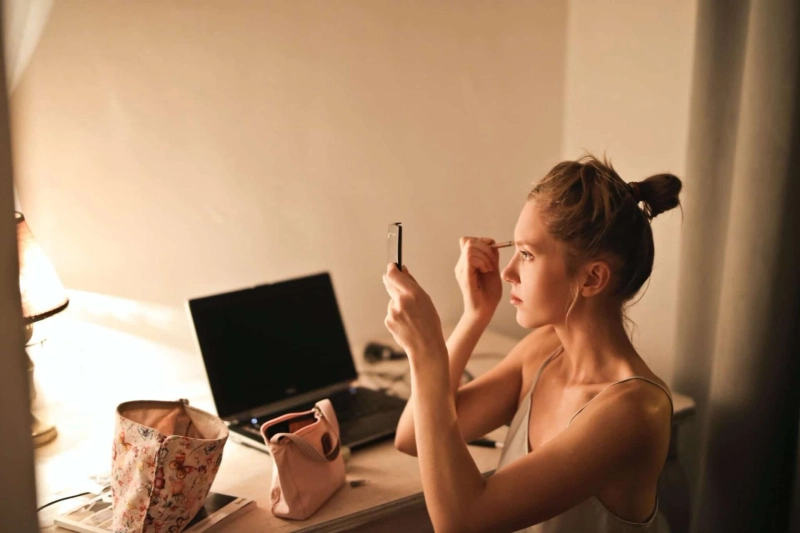 4 Easy Make-Up Tips to Look Best on Your Virtual Meetings