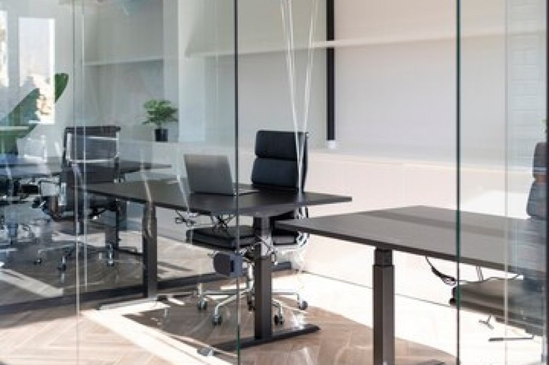 The Benefits of Choosing Office Glass Partitions in Modern Workspaces