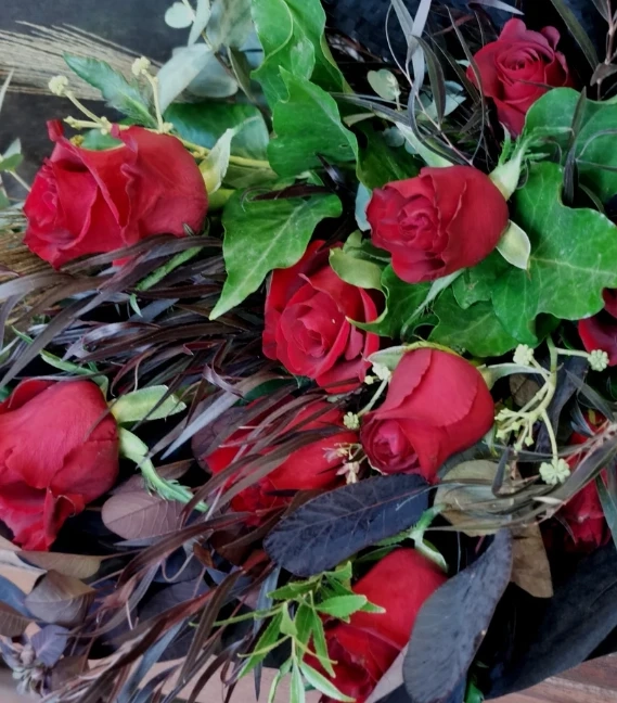 Romantic Floral Decor Ideas for Valentine’s Day at Home