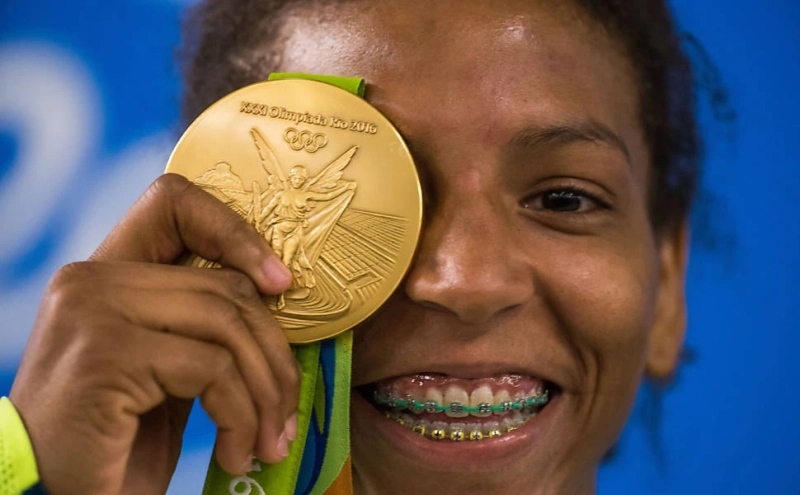 Ouro de Rafaela Silva no judô é destaque na TV neste sábado
