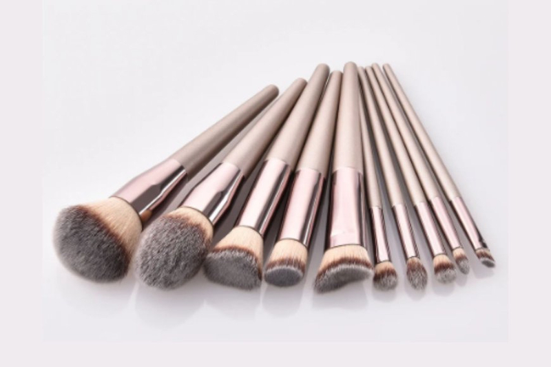 What Are the Benefits of Buying a Complete Makeup Brush Kit Online?