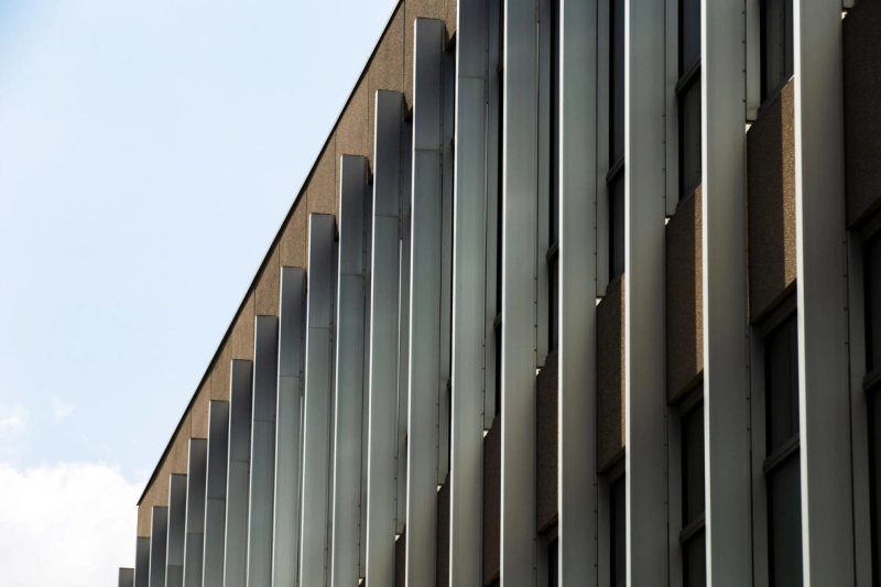 Metal Cladding vs Traditional Cladding Materials: Key Differences