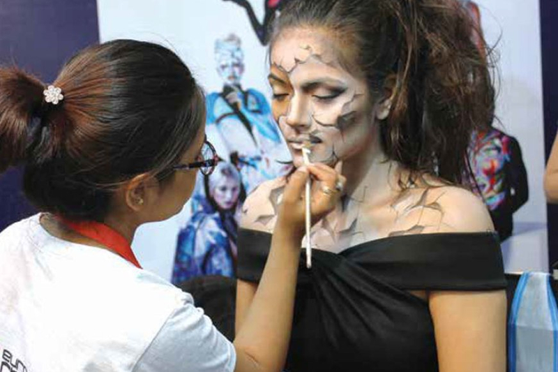 How Do Makeup Certification Classes Balance Artistic Expression with Commercial Appeal?