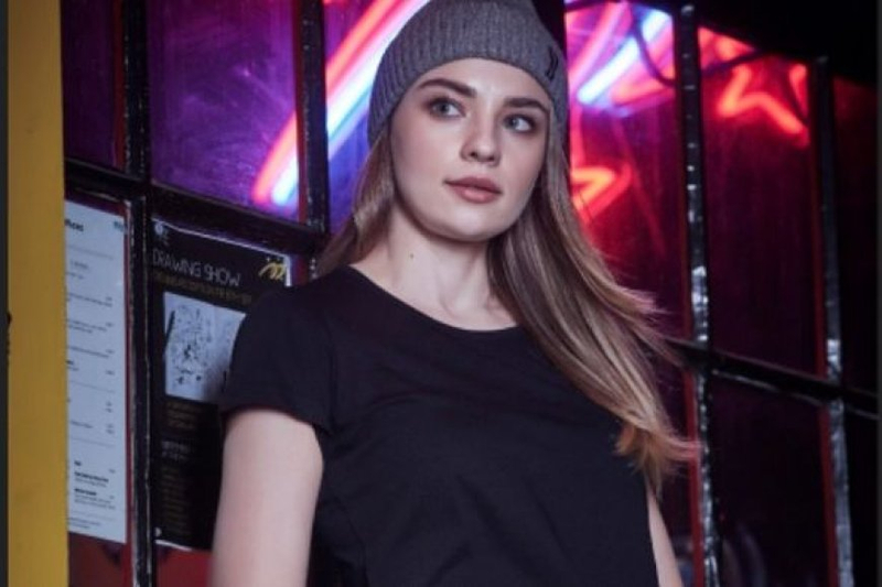 Elevating Winter Fashion: The Timeless Appeal of Frame Caps and Ladies Puffer Vests