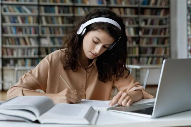 Crafting a Stellar Literature Review: The Key to Academic Success