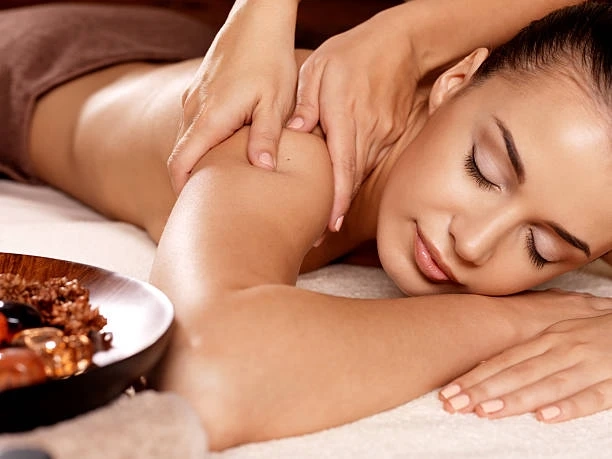 4 Hands Massage and Its Benefits