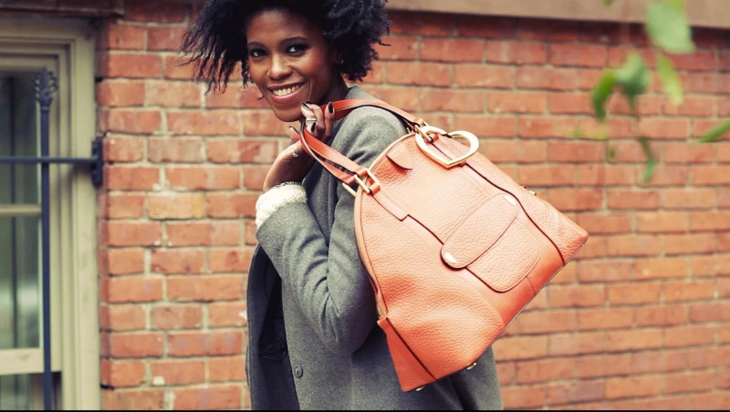 5 Reasons Every Female Jetsetter Needs a Bag Hanger for Travel Bags