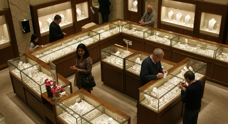 Where Should You Buy Your Wedding Ring? Local Jeweler vs. Online Shopping