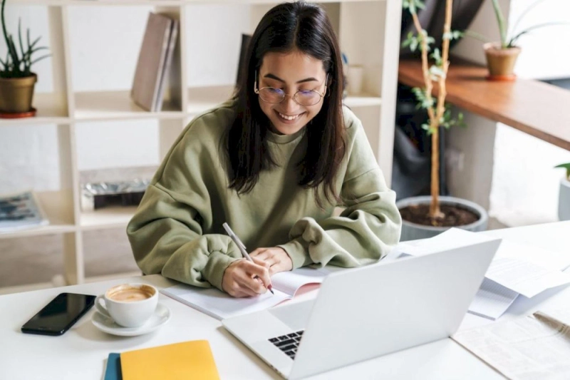 How to maintain good communication with your boss while working remotely