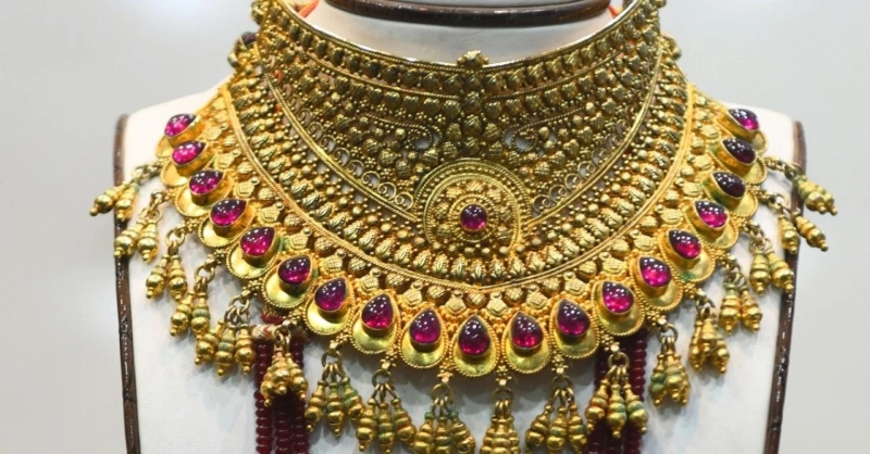 Moissanite vs. Jadau Necklaces: Which Sparkles Brighter for Your Collection?