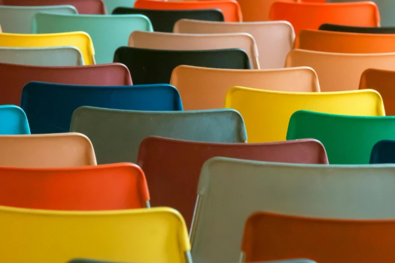 A Simple Guide to Choosing Plastic Chairs for Different Settings