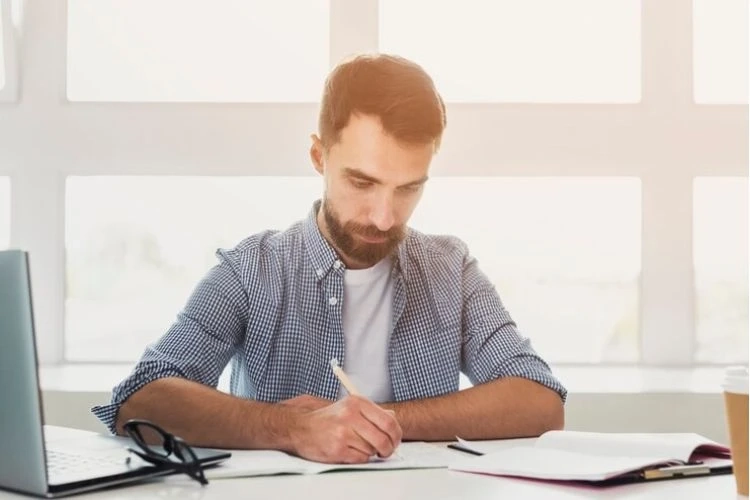How Hiring a Paper Writing Helper Can Improve Your Academic Performance?