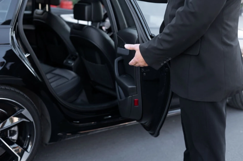 Unlock Luxury Travel: Experience the Pinnacle with Farnborough Airport Chauffeur Transfer Service