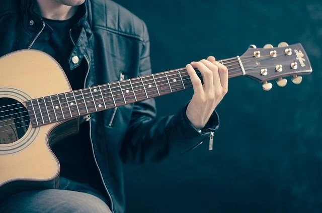 Do you want to learn to play the guitar on your own? Here are five things to do