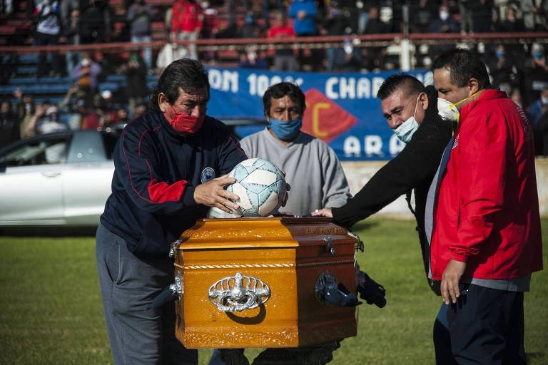 Morte de 'Trinche' comove argentinos e alimenta sua lenda no futebol