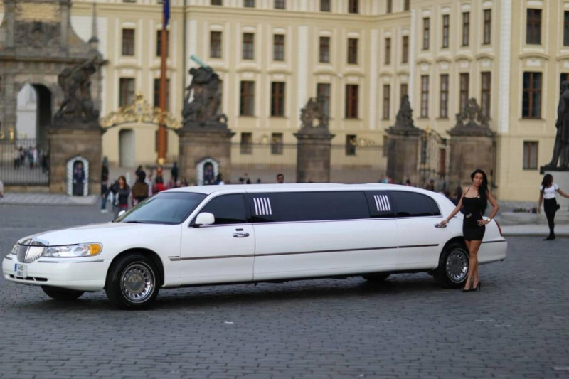 WHEN YOU SHOULD HIRE A LIMOUSINE SERVICE