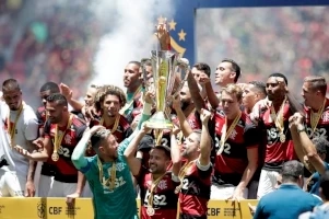 Bolsonaro leva Moro e Damares, seus ministros mais populares, para jogo do Flamengo