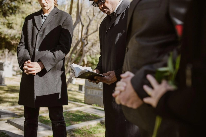 What Happens at a Graveside Service: A Complete Guide