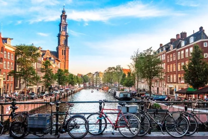 What Are the Best Deals on Hotels and Flights to Amsterdam?
